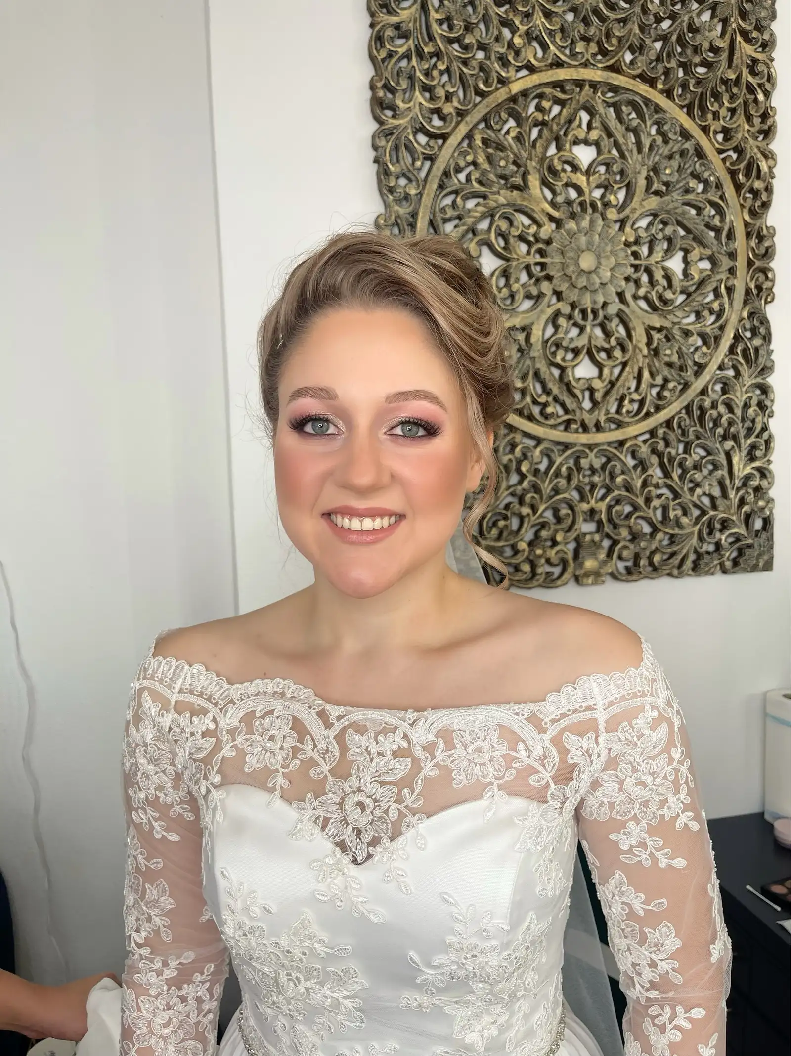 Braut Make-up von Büsra Boz: Braut in Spitzenkleid mit weichem, strahlendem Teint
