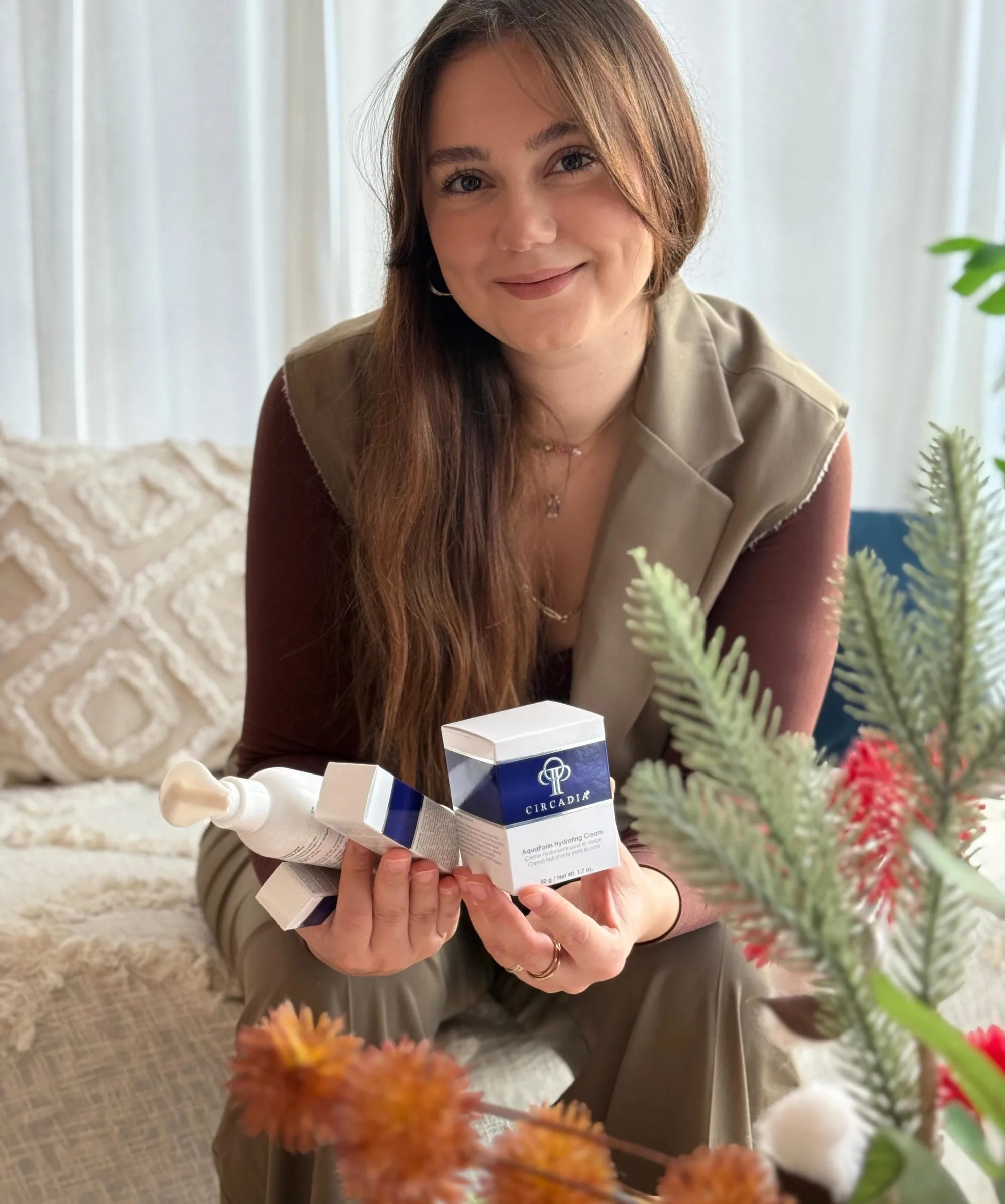 Büsra Boz, zertifizierte medizinische Kosmetikerin, mit Circadia Pflegeprodukten in ihrem Studio in Schrobenhausen