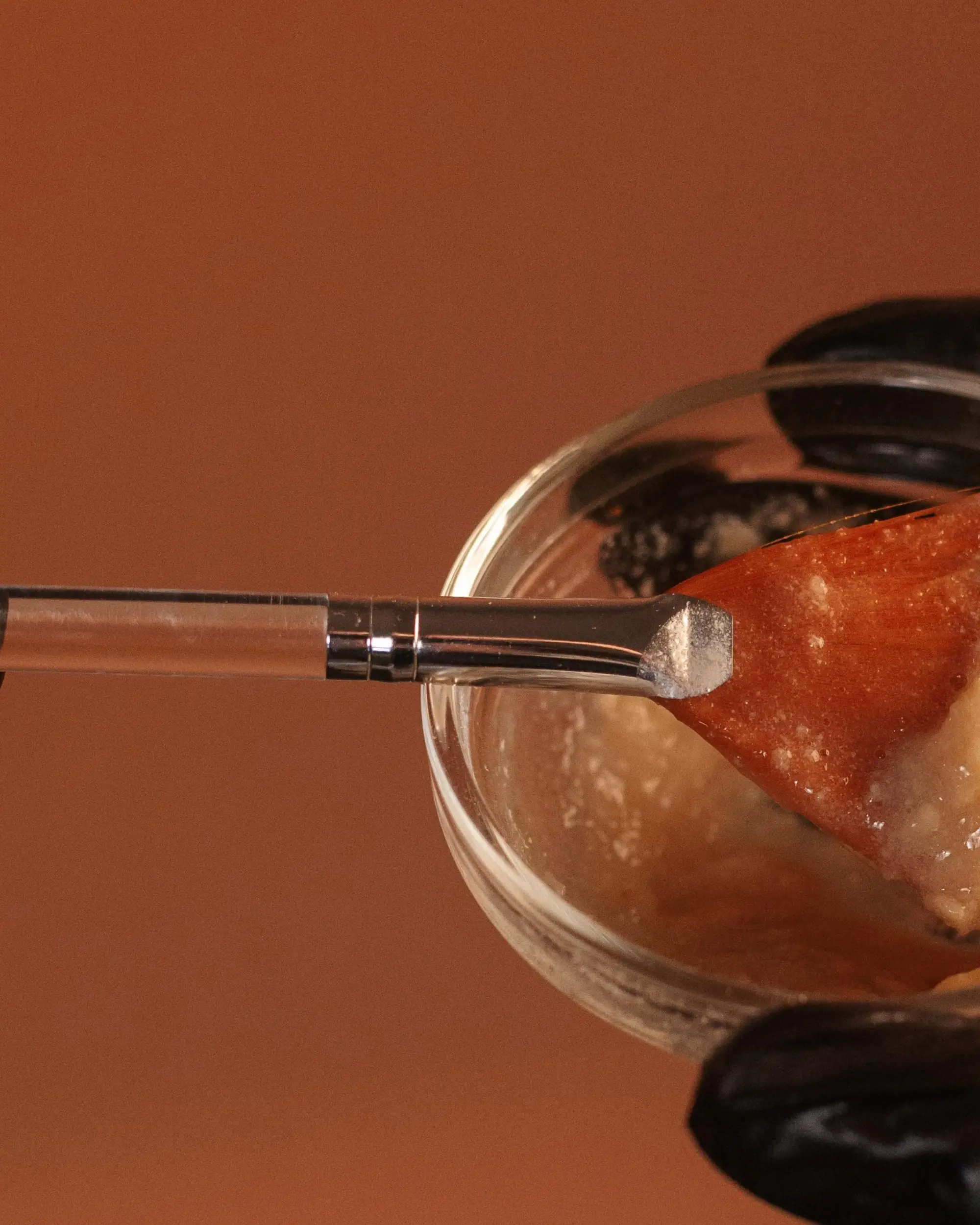Eine Esthemax Hydrojelly Maske wird in der Glasschale angemischt