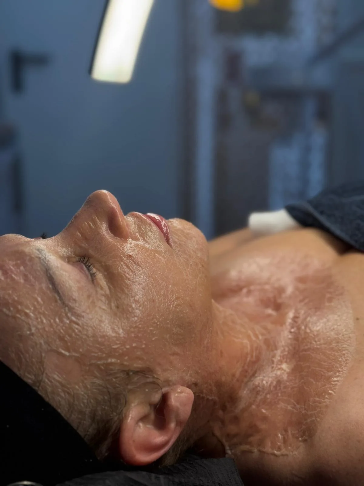 Luxe Lift Facial: Kunde während der Anti-Aging Behandlung im Studio