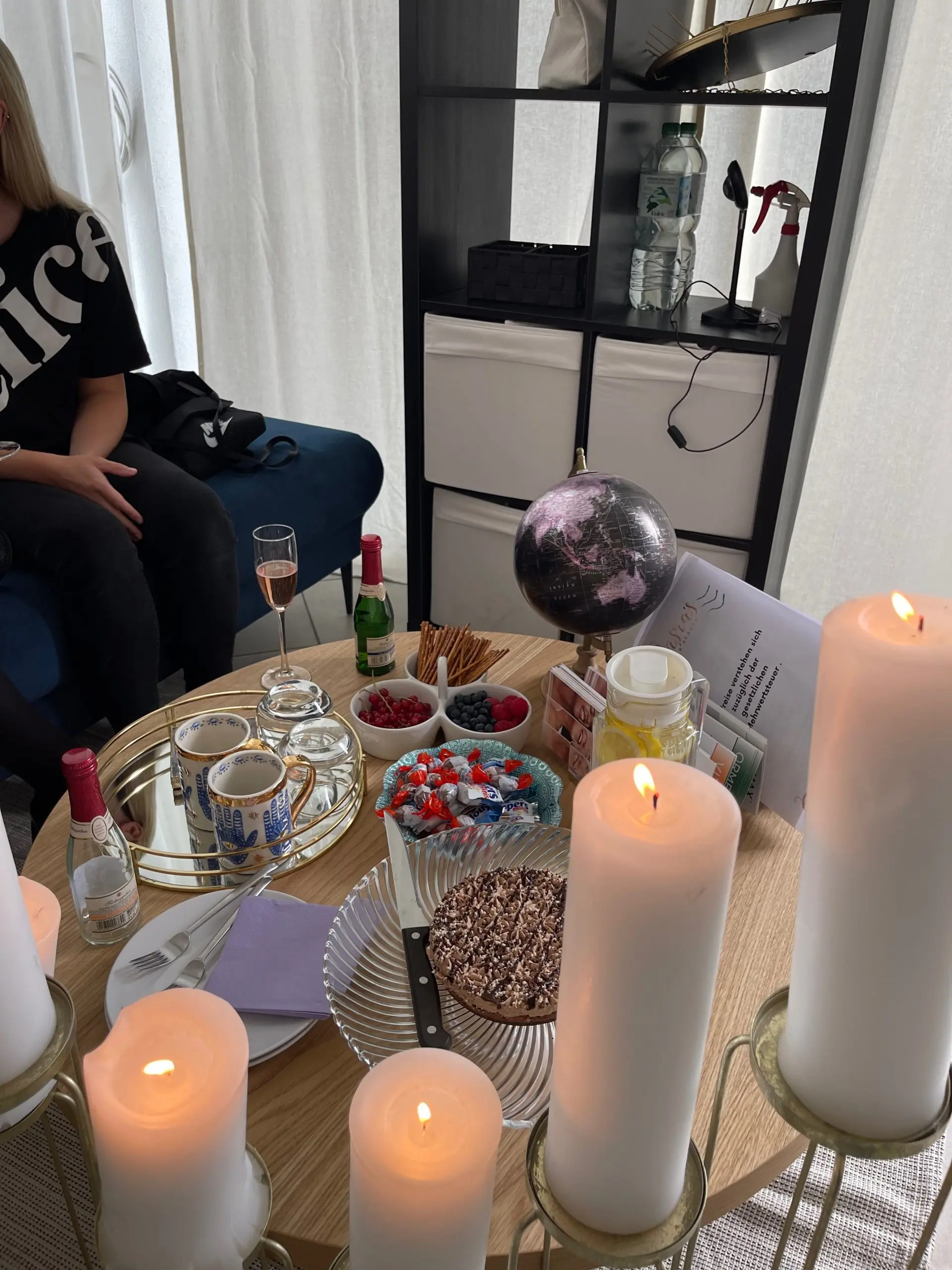 Kerzen und Snacks im Studio, vorbereitet für einen Mädelsabend