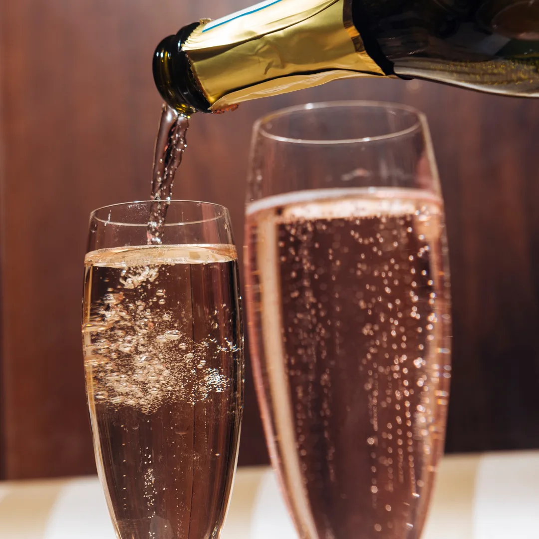 Prosecco wird für den Mädelsabend im Studio eingegossen