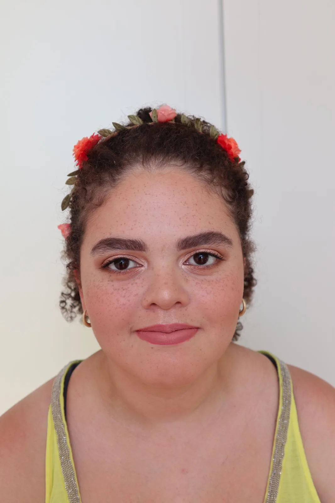 Abend Make-up mit blauem Lidstrich und Lippenbetonung
