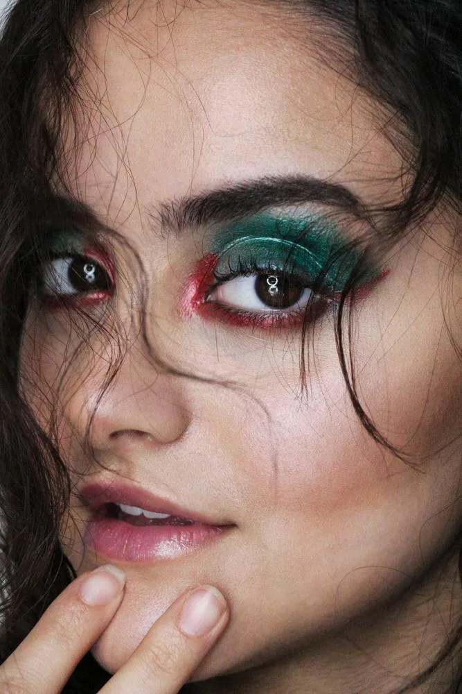 Editorial Make-up mit grünem Lidschatten und Wimpernbetonung