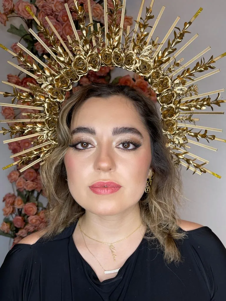 Editorial Make-up mit goldenem Kopfschmuck