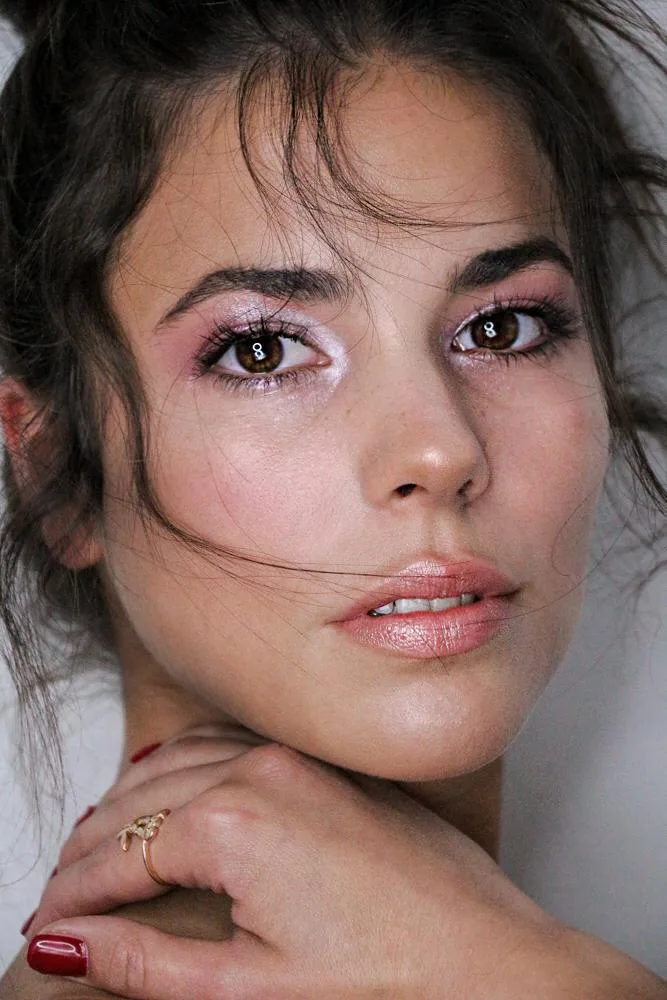 Soft-Glam Make-up mit leichtem Glow, Kundin blickt in die Kamera