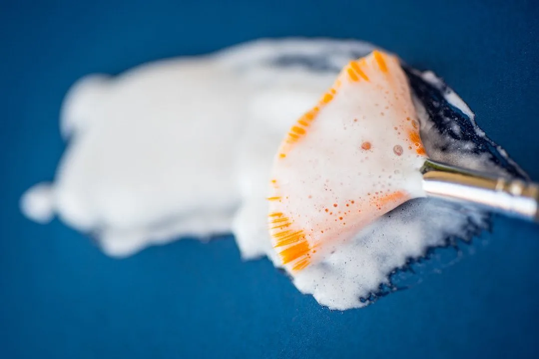 Peeling wird mit einem Pinsel angerührt, blaue Fläche